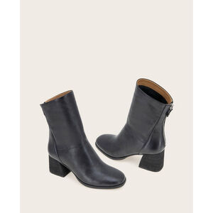 Gentle Souls by Kenneth Cole Saranac Black Leather Bootie Back Zip Women’s 7.5